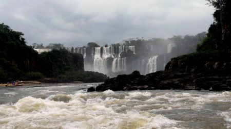 El turismo receptivo fue récord en noviembre con un impacto proyectado de US$ 424 millones y el puente Tancredo Neves, uno de los pasos fronterizos más utilizados imagen-7