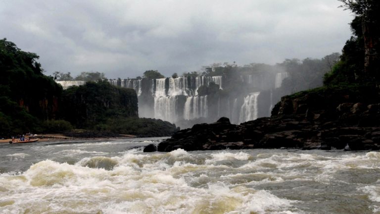 El turismo receptivo fue récord en noviembre con un impacto proyectado de US$ 424 millones y el puente Tancredo Neves, uno de los pasos fronterizos más utilizados imagen-48
