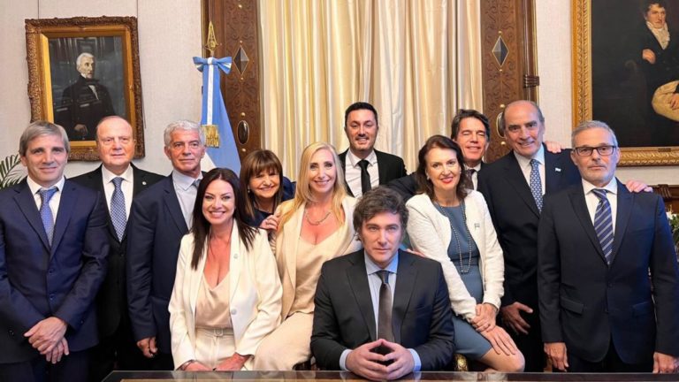 Milei le tomó juramento a los nueve ministros que integran el gabinete de Gobierno imagen-24