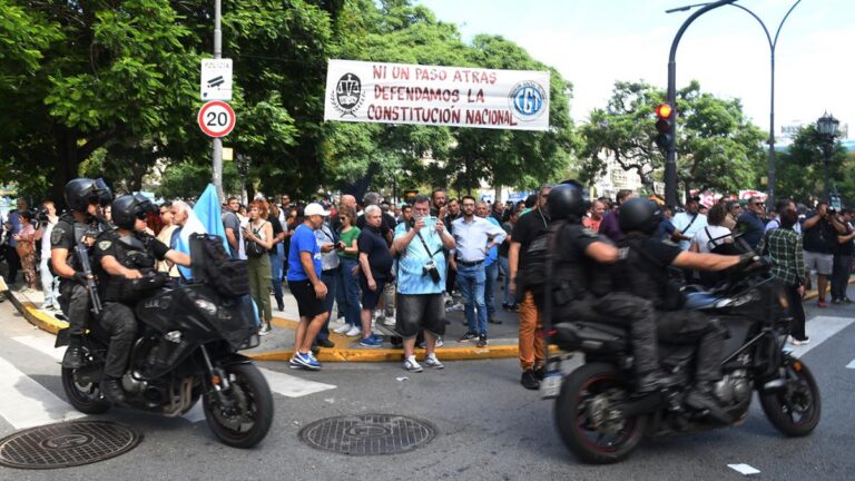 Contra el DNU de Milei, manifestantes llegan al Palacio de Justicia, del centro porteño, en medio de gran operativo de seguridad imagen-27