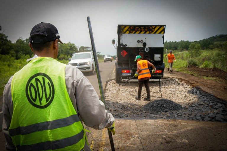 Vialidad desarrolla tareas de mantenimiento en la Ruta Provincial 4 imagen-1