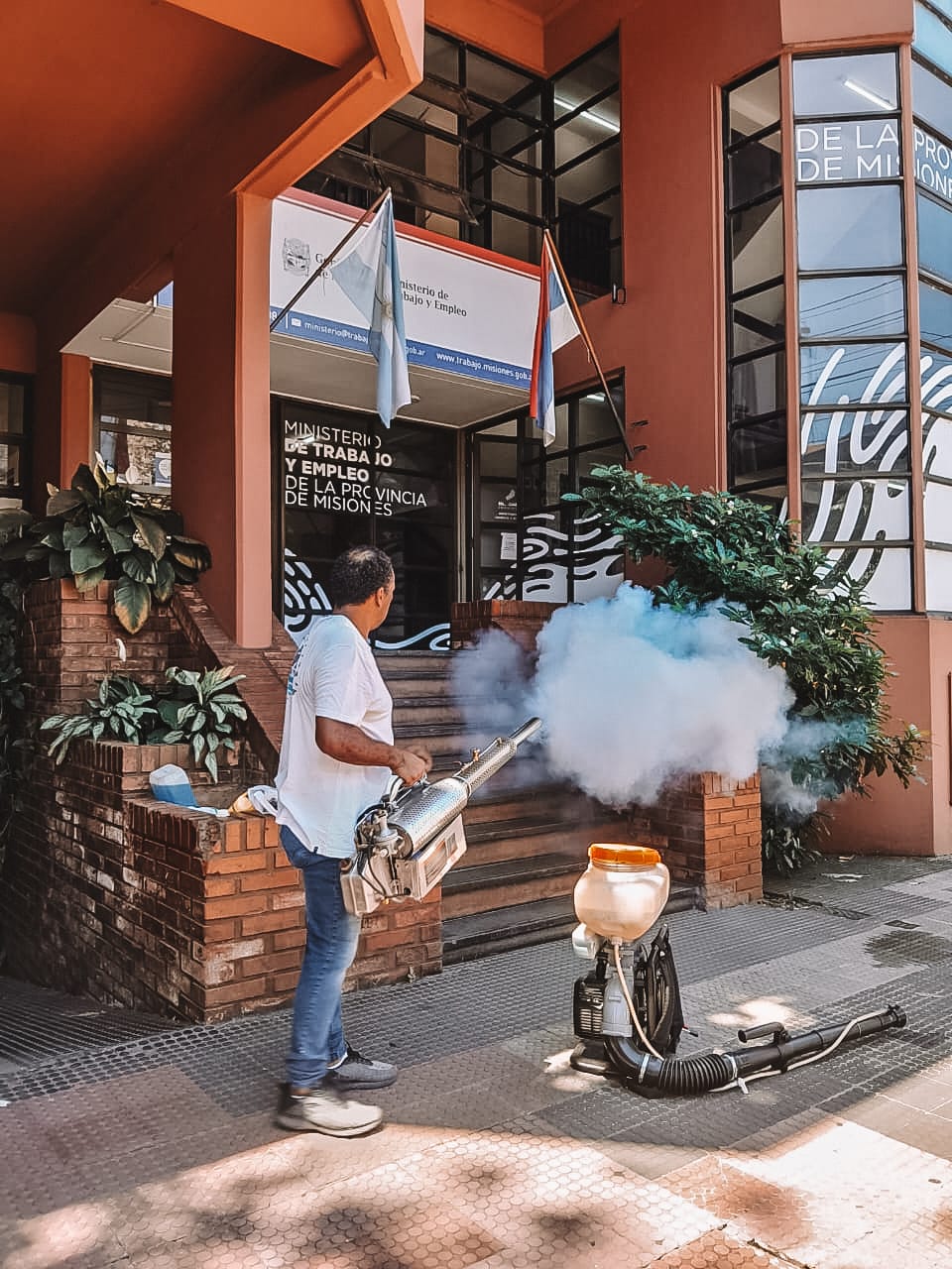 En la lucha contra el Dengue, Protección Civil fumiga reparticiones públicas imagen-2