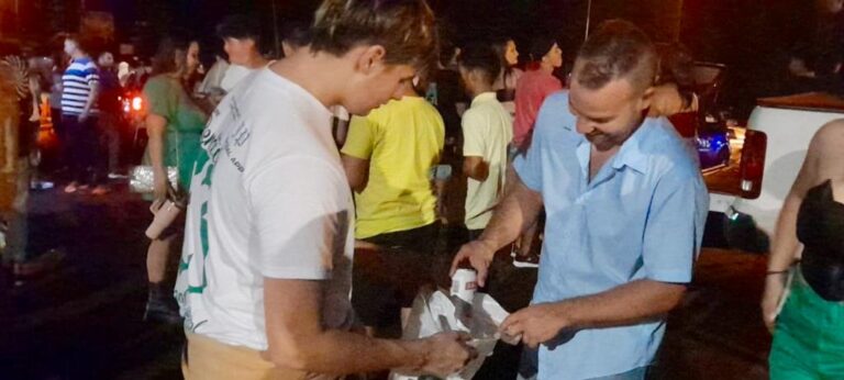 En Oberá entregaron cientos de bolsas biodegradables para dejar limpia la ciudad tras los festejos navideños imagen-26