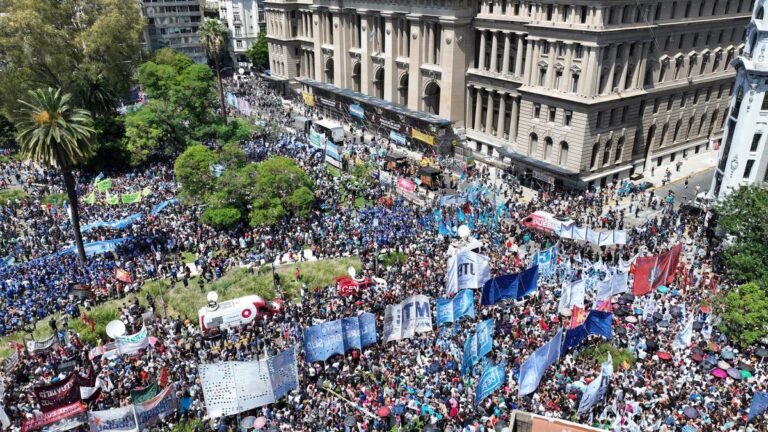 La CGT y organizaciones sociales protestaron en Tribunales contra el DNU de Milei imagen-18