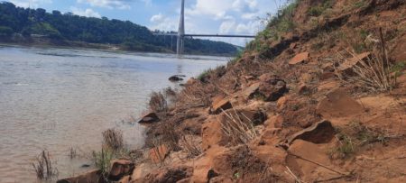 Intensa búsqueda de un joven jujeño que se arrojó en el Salto Mariposa de Puerto Iguazú imagen-13