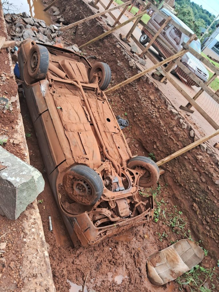 Despiste en Oberá: automóvil cayó en una fosa y sus ocupantes se fueron dejando en el lugar una conservadora con bebidas alcohólicas imagen-14