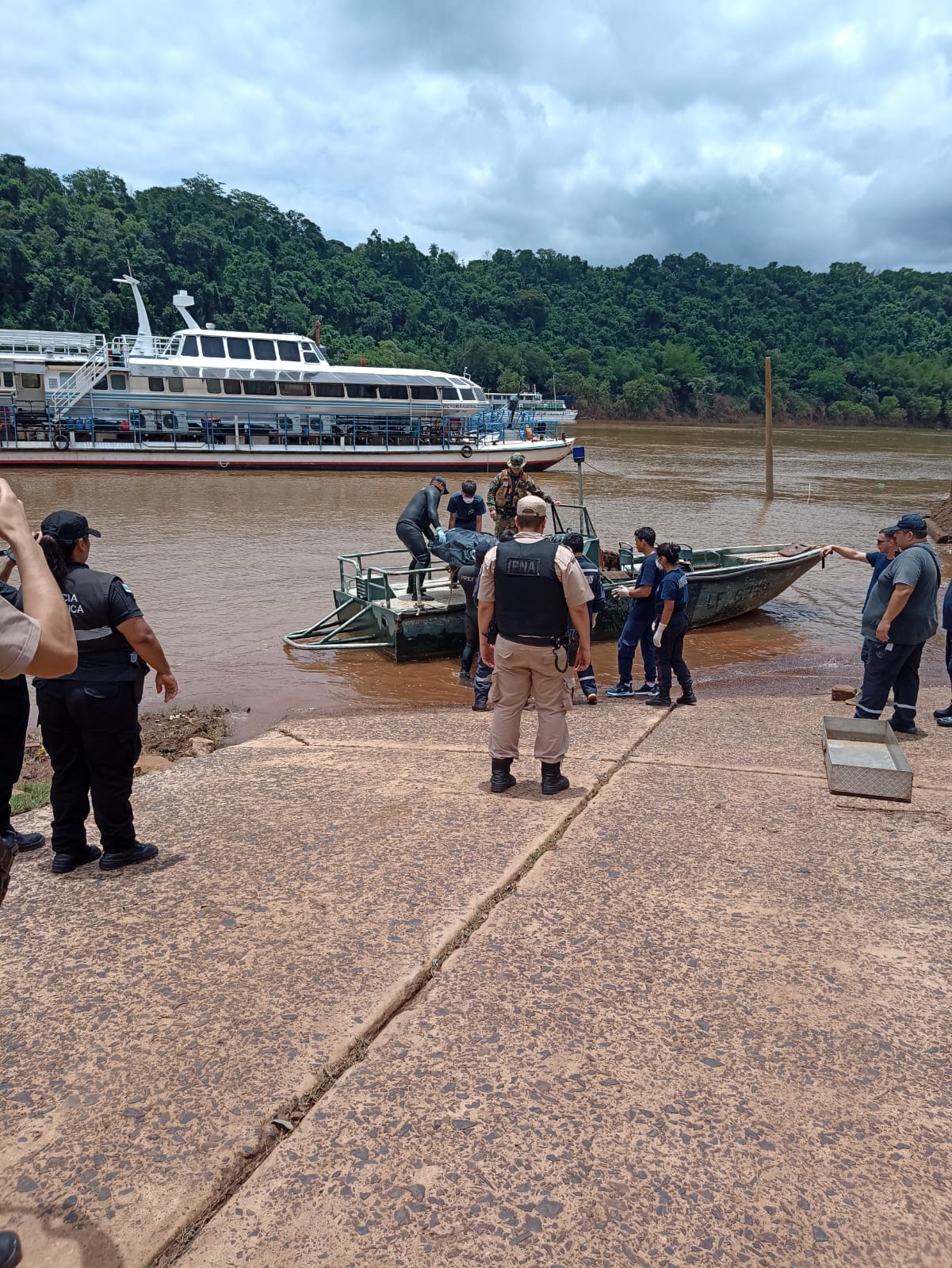 Hallaron el cuerpo del joven jujeño que fue arrastrado por la corriente en el Salto Mariposa de Puerto Iguazú imagen-15