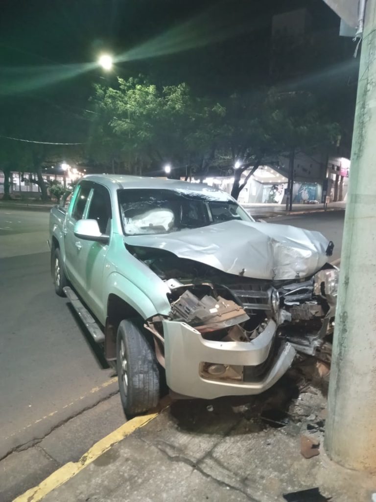 Despistó con el auto y chocó contra un pilar del tendido eléctrico imagen-33