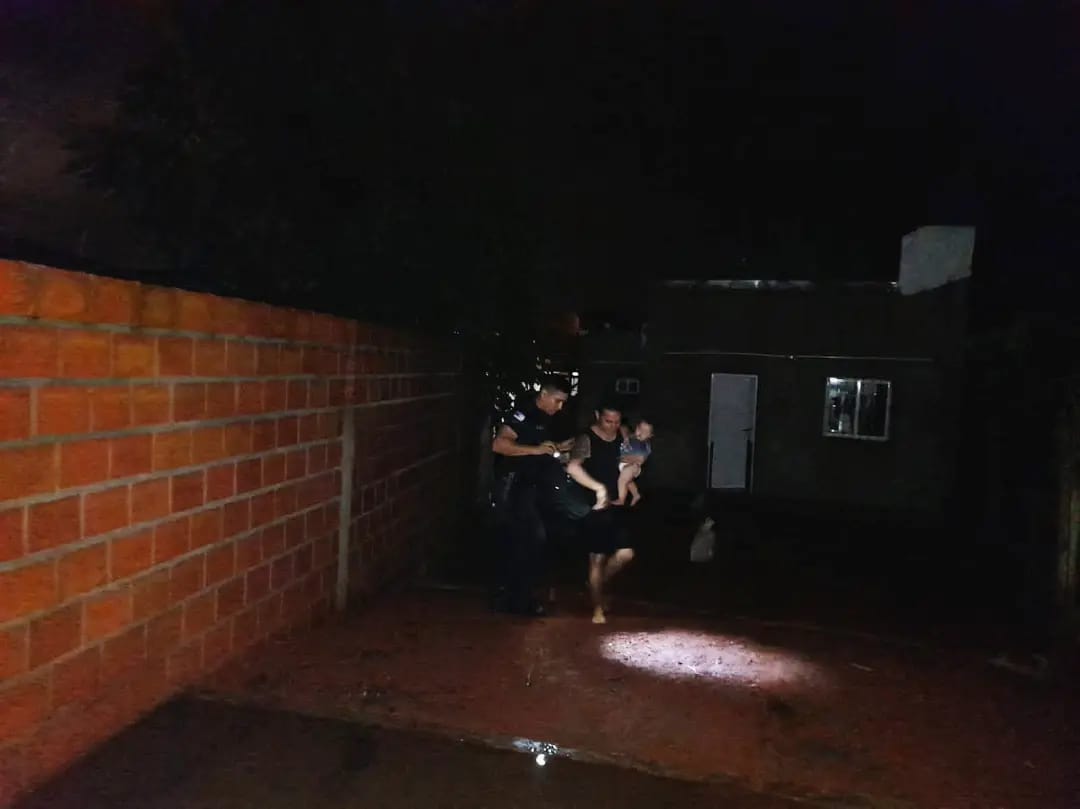 La Policía asistió a familias afectadas por anegamientos en Candelaria y Garupá imagen-1