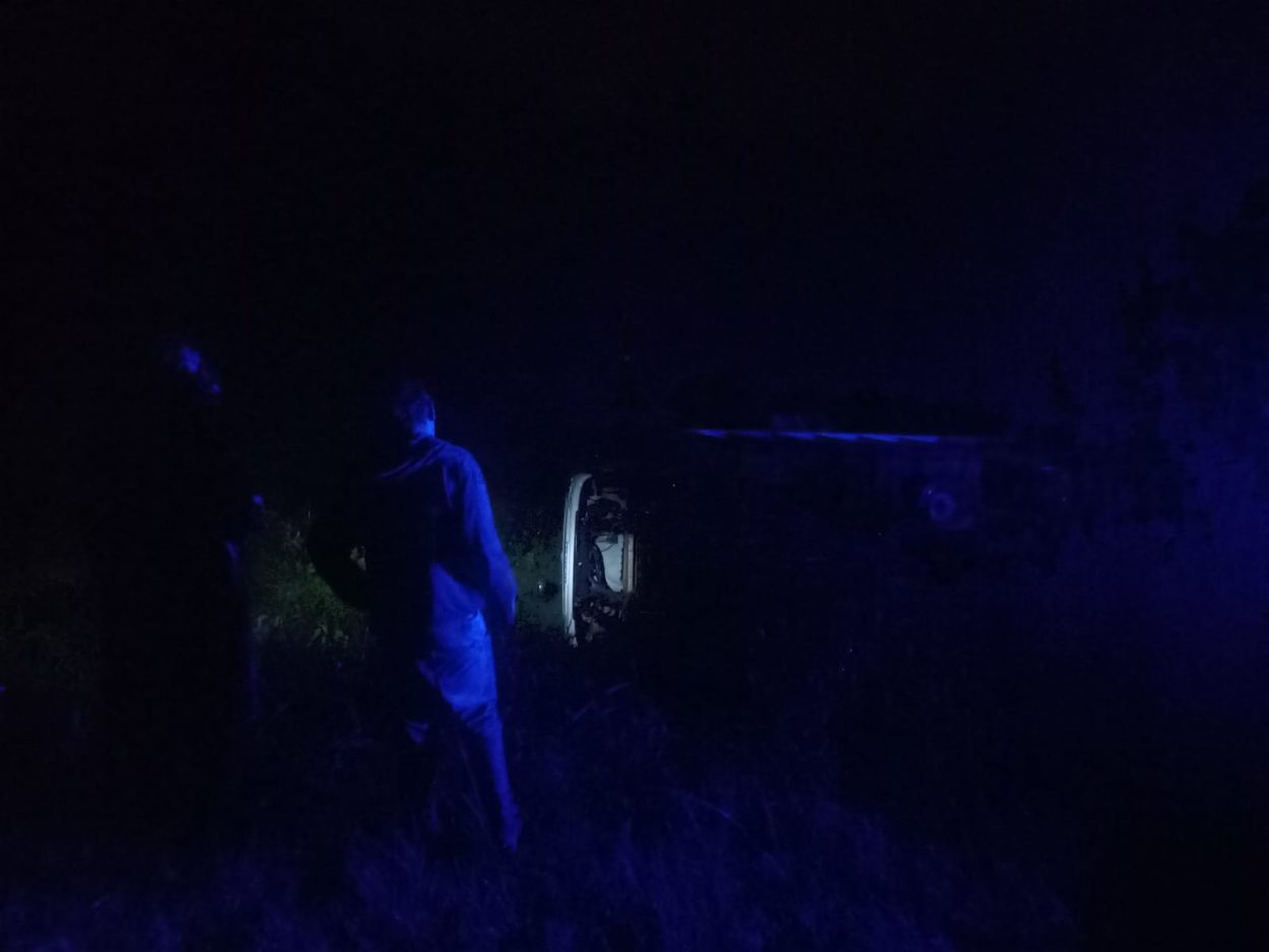 Un camión que transportaba frutas volcó en cercanías al Salto Berondo y sus ocupantes resultaron ilesos imagen-2
