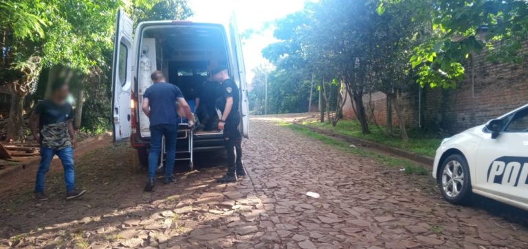 Policías asistieron a una mujer que sufrió una caída en la vía pública imagen-6