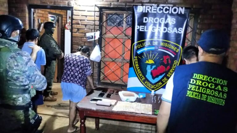 Se desarticuló el narcokiosco N° 117 en Posadas: 5 demorados y decomiso de cocaína y dinero imagen-18