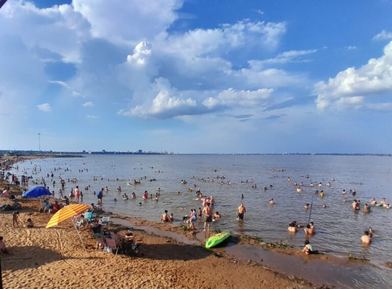 Miles de personas escaparon al calor en los Balnearios de Posadas imagen-35