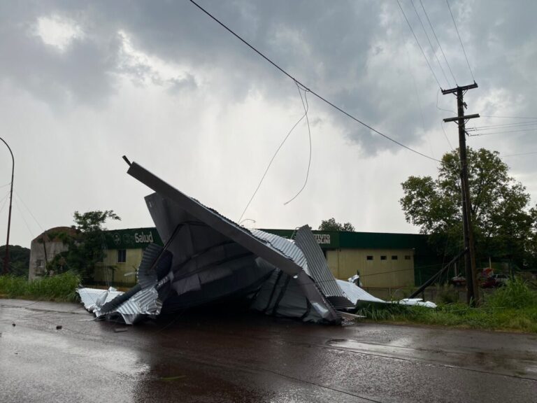 Oberá y Alvear: temporal causó daños en edificios imagen-26