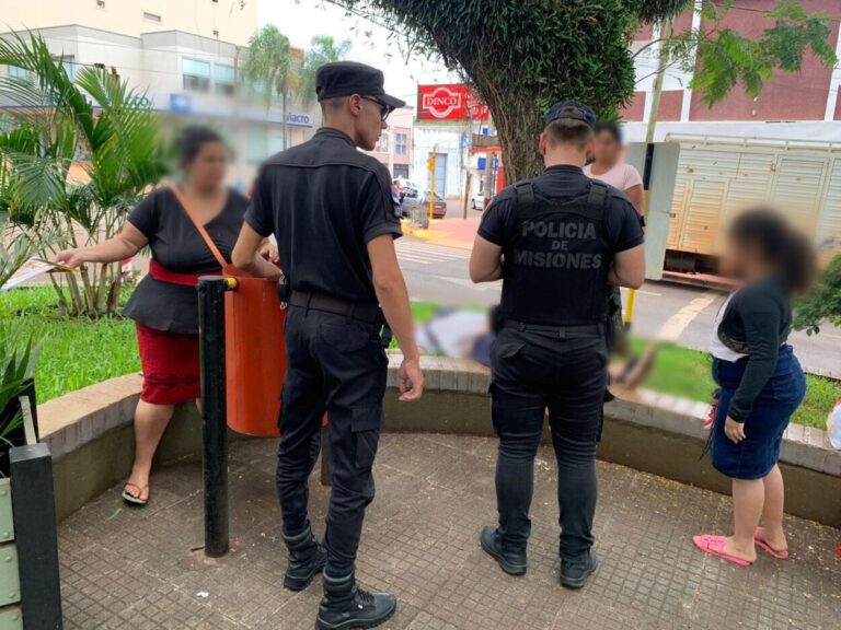 Policías asistieron a un hombre que se desmayó en pleno centro de Oberá imagen-21