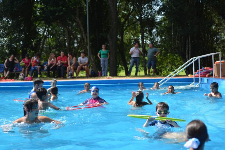 La pileta municipal de Montecarlo ya funciona a pleno en el inicio de la temporada de verano imagen-26