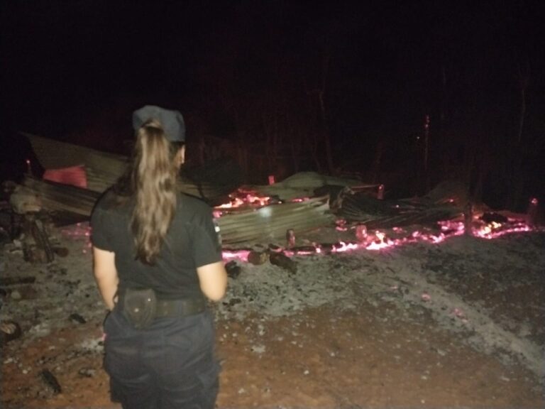 El Soberbio: se incendió la vivienda y una mujer quedó atrapada entre las llamas imagen-9