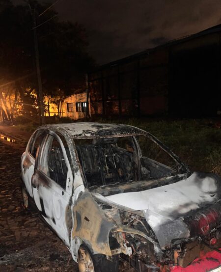 Incendio de automóvil en Puerto Iguazú dejó a dos personas gravemente heridas: transportaban combustible en forma irregular imagen-8