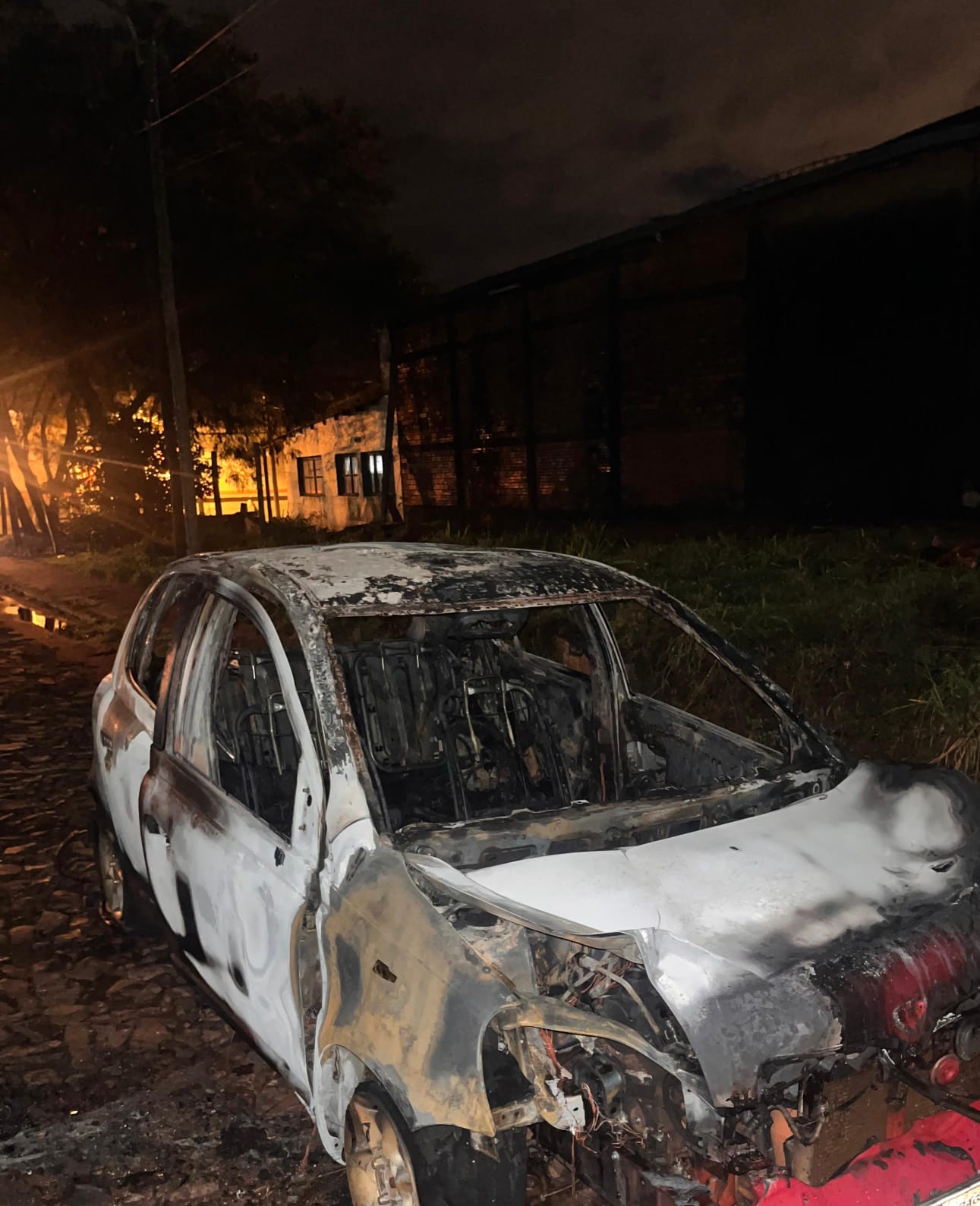 Incendio de automóvil en Puerto Iguazú dejó a dos personas gravemente heridas: transportaban combustible en forma irregular imagen-1
