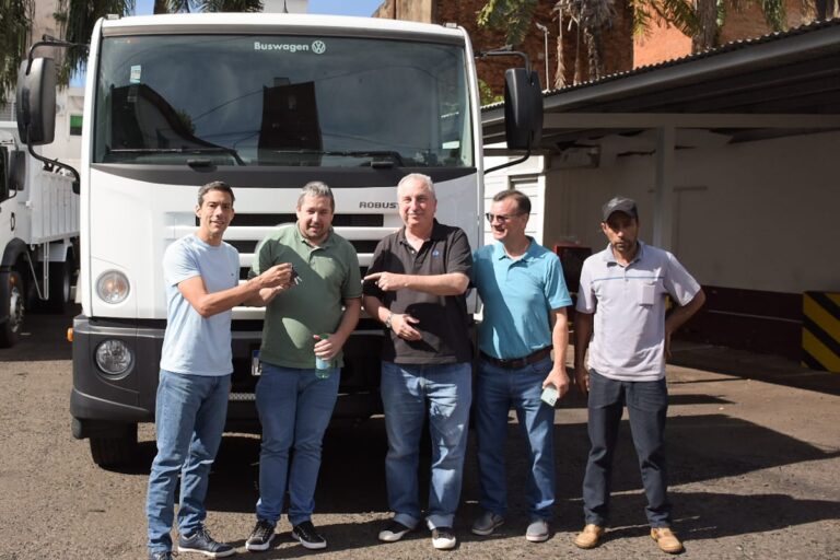 Passalacqua entregó camiones volcadores a Aristóbulo del Valle y Alba Posse imagen-15