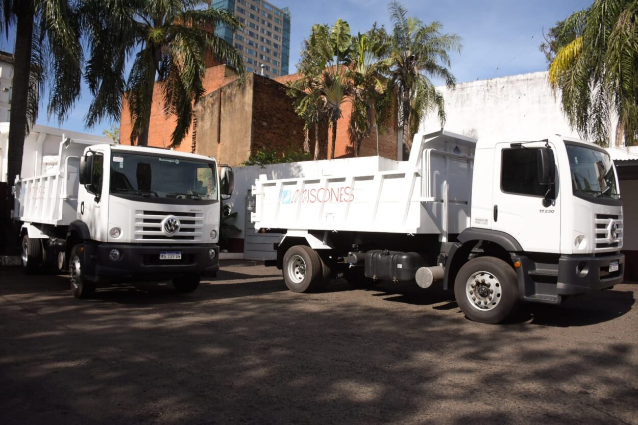 Passalacqua entregó camiones volcadores a Aristóbulo del Valle y Alba Posse imagen-2