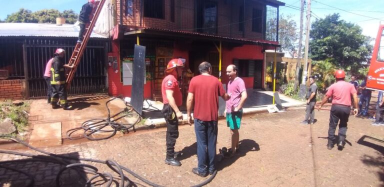 Un cortocircuito que afectó la pava eléctrica provocó el incendio de local comercial de Itaembé Miní imagen-14