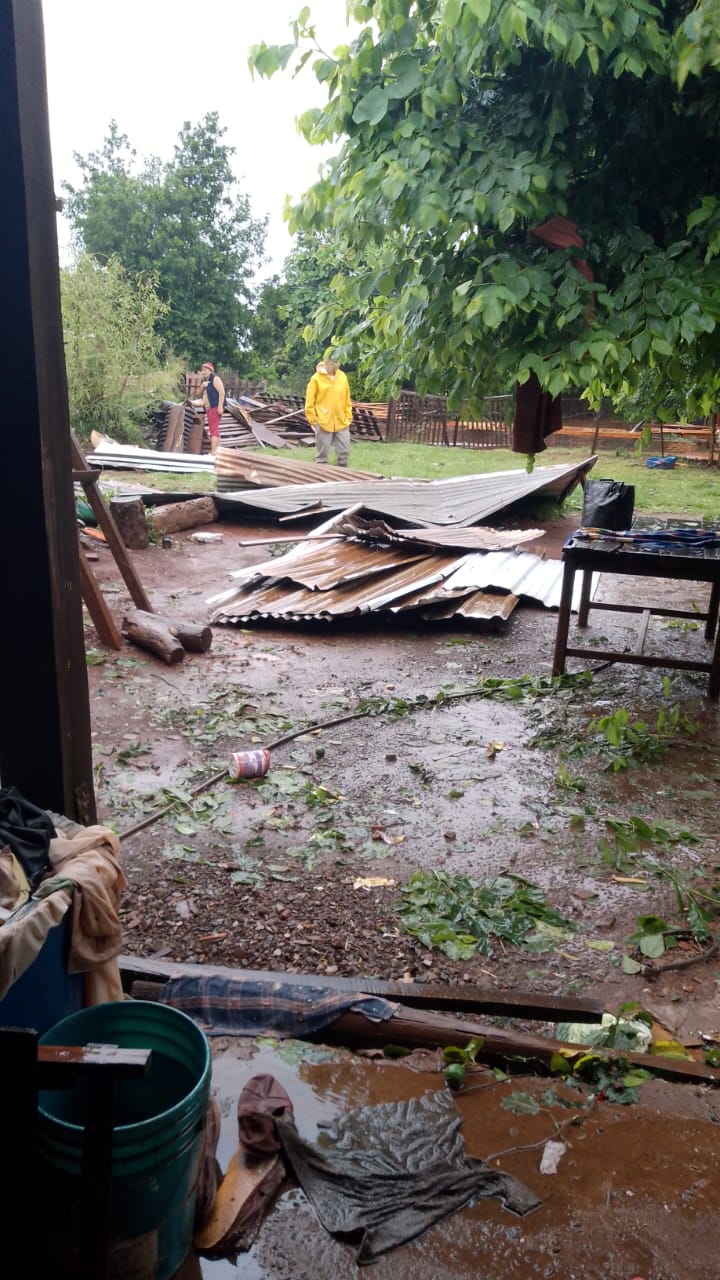 Fuerte temporal en Virasoro provocó voladura de techos, caída de árboles y otros destrozos imagen-1