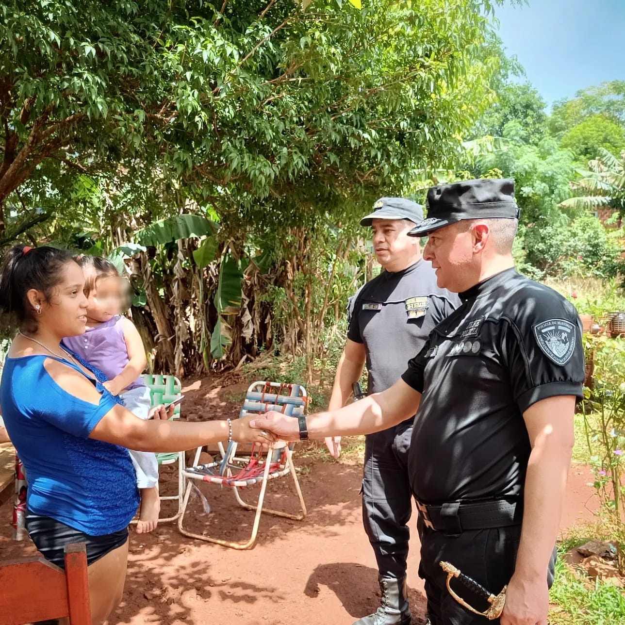 Ministerio de Gobierno y Jefatura reconocieron a policías que salvaron la vida de una niña en Andresito imagen-8