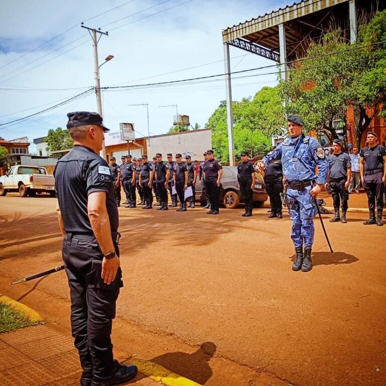 Ministerio de Gobierno y Jefatura reconocieron a policías que salvaron la vida de una niña en Andresito imagen-40