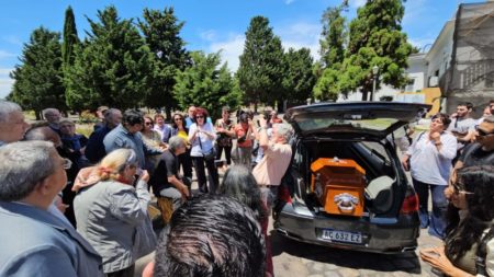 El adiós a El Mensú: en el crematorio de La Chacarita despidieron los restos de Ramón Ayala imagen-8