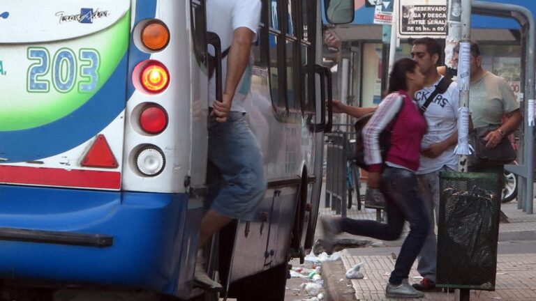 El Gobierno se reúne con las cámaras de colectivos: redujeron las frecuencias en el Amba imagen-11