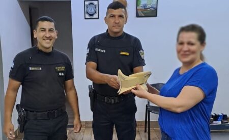 Oberá: la madre de la joven asistida por la policía en Navidad donó un cuello ortopédico al Comando imagen-2