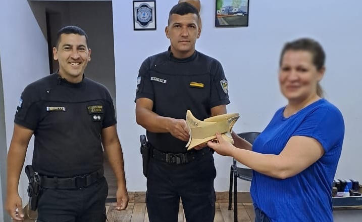 Oberá: la madre de la joven asistida por la policía en Navidad donó un cuello ortopédico al Comando imagen-1
