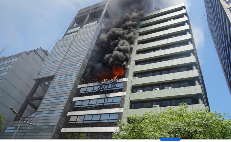 Incendio al lado de la Secretaría de Trabajo: una persona muerta y 42 asistidos imagen-1