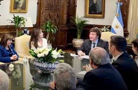 Milei encabeza la primera reunión de gabinete de su Gobierno imagen-1