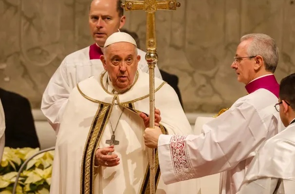 El papa Francisco celebró la misa de Nochebuena con un llamado a la paz entre Israel y Hamás imagen-1