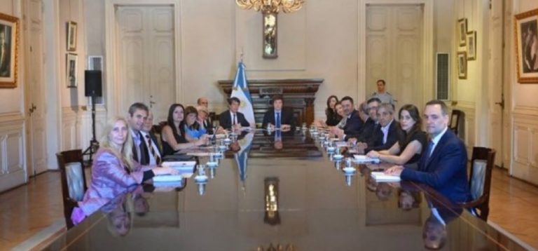 Milei encabezó su primera reunión de Gabinete para encarar el "reordenamiento del Estado" imagen-19