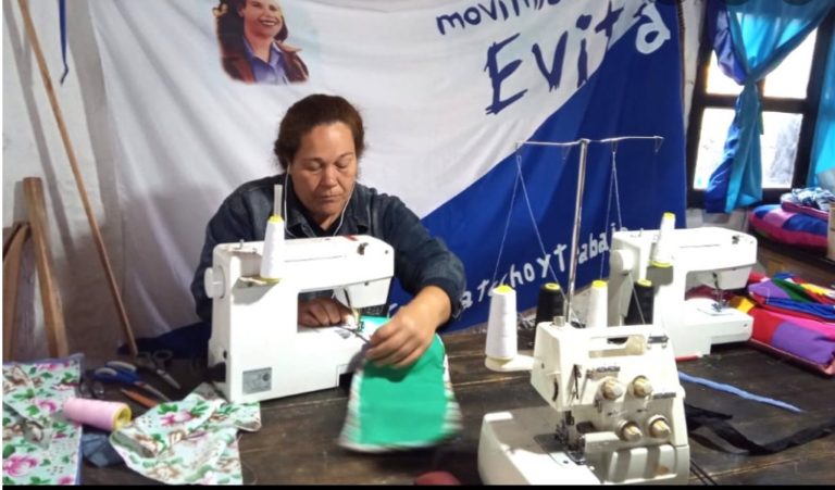 El taller textil "Los Peques" del Movimiento Evita de Santa Ana crece en su variedad de indumentarias imagen-14