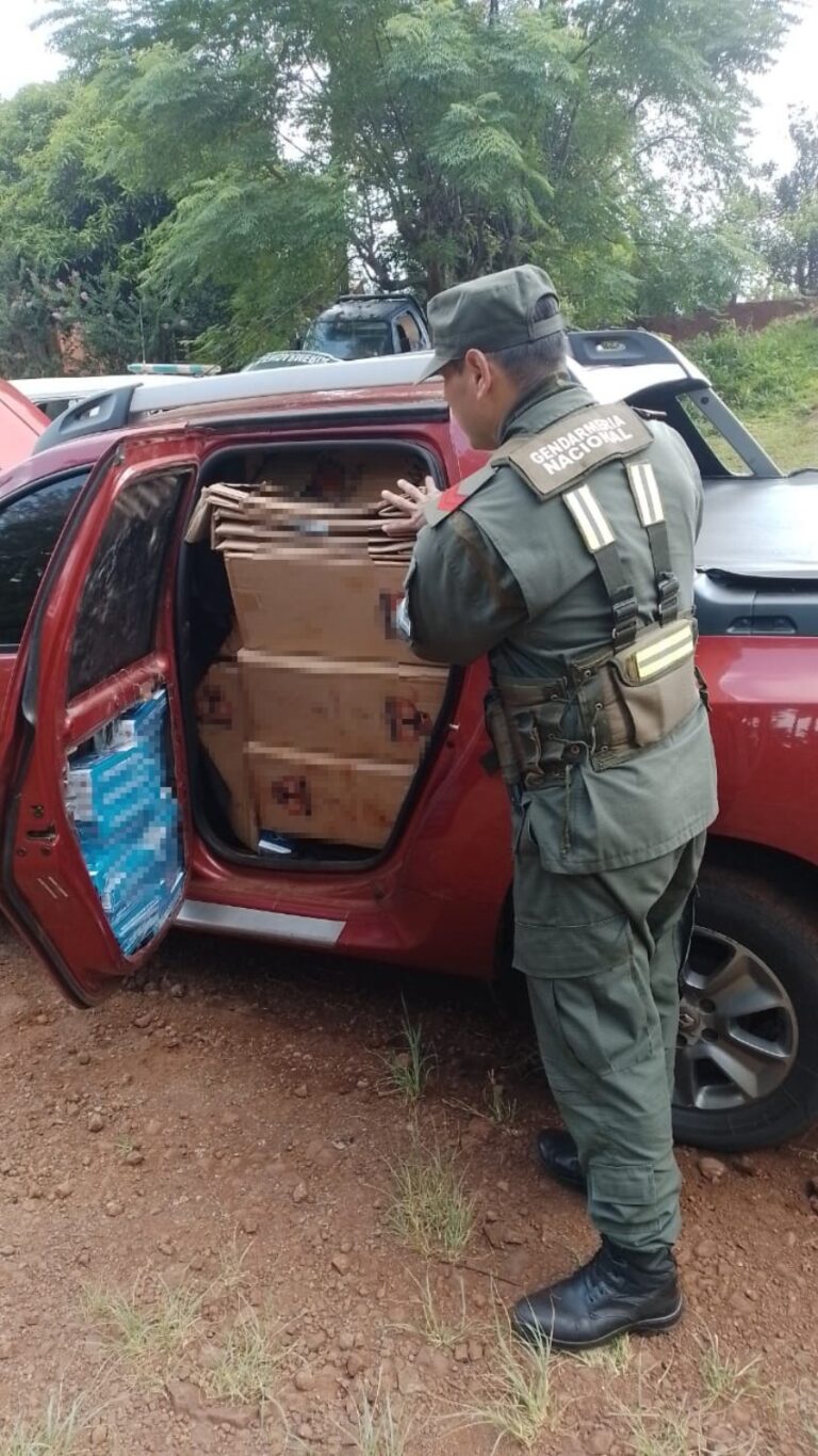 Abandonan una camioneta cargada con 15.000 paquetes de cigarrillos extranjeros imagen-6