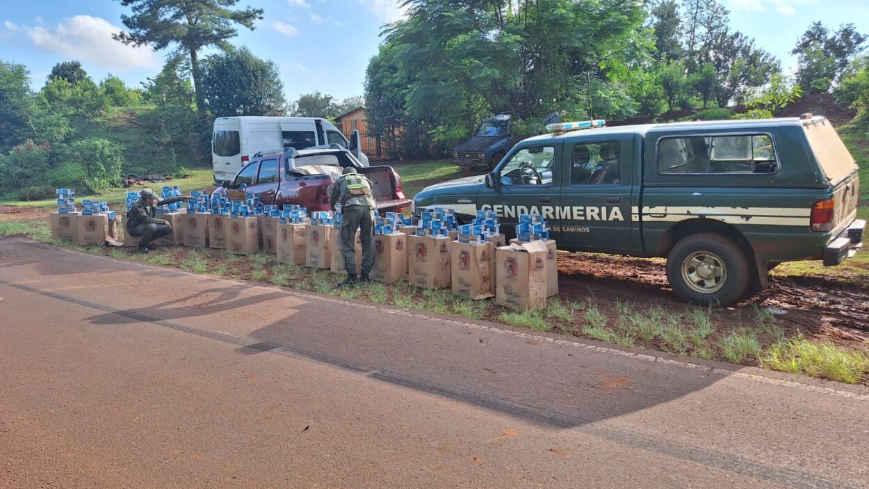 Abandonan una camioneta cargada con 15.000 paquetes de cigarrillos extranjeros imagen-2