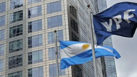 Juicio por YPF: Justicia de EEUU rechazó pedido de Argentina y desde hoy puede haber embargos imagen-1