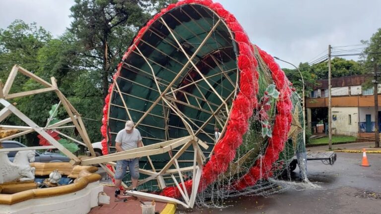 Tras el intenso temporal, la comisión organizadora de  Fiesta Nacional de la Navidad señaló que refaccionarán los adornos dañados imagen-5