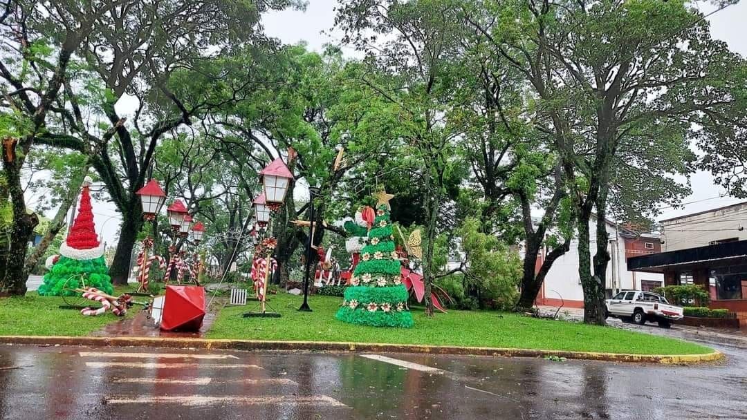 Tras el intenso temporal, la comisión organizadora de  Fiesta Nacional de la Navidad señaló que refaccionarán los adornos dañados imagen-8