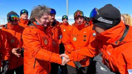 Milei en la Antártida: el Presidente visitó las bases Marambio y Esperanza y dio inicio al acuerdo con la OIEA imagen-9