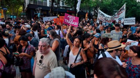 Contra el DNU: el "cacerolazo cultural" se replicó en plazas de todo el país imagen-6