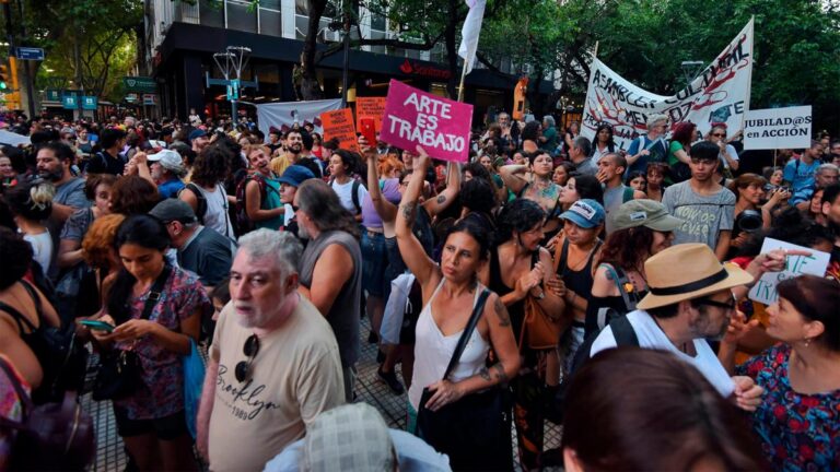 Contra el DNU: el "cacerolazo cultural" se replicó en plazas de todo el país imagen-21