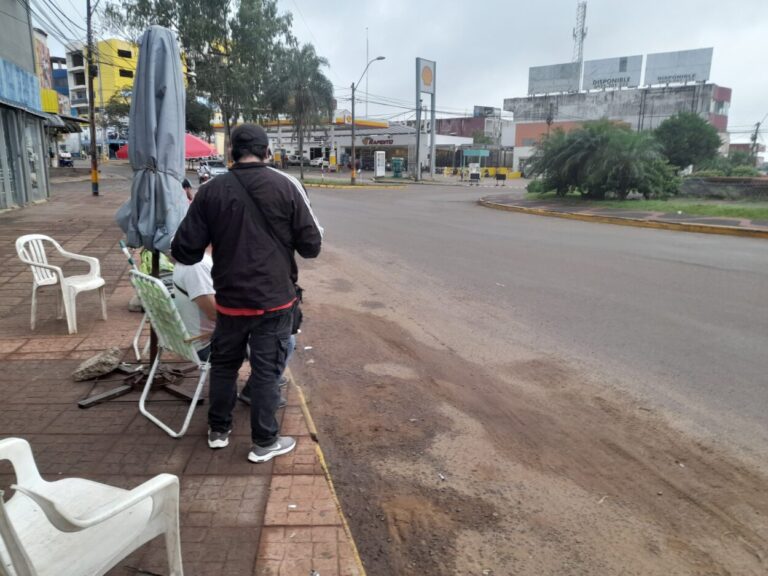 Impacto económico en Encarnación: baja demanda de peso argentino y cae el cruce por puente hacia la Argentina por aumento de precios en Posadas imagen-13