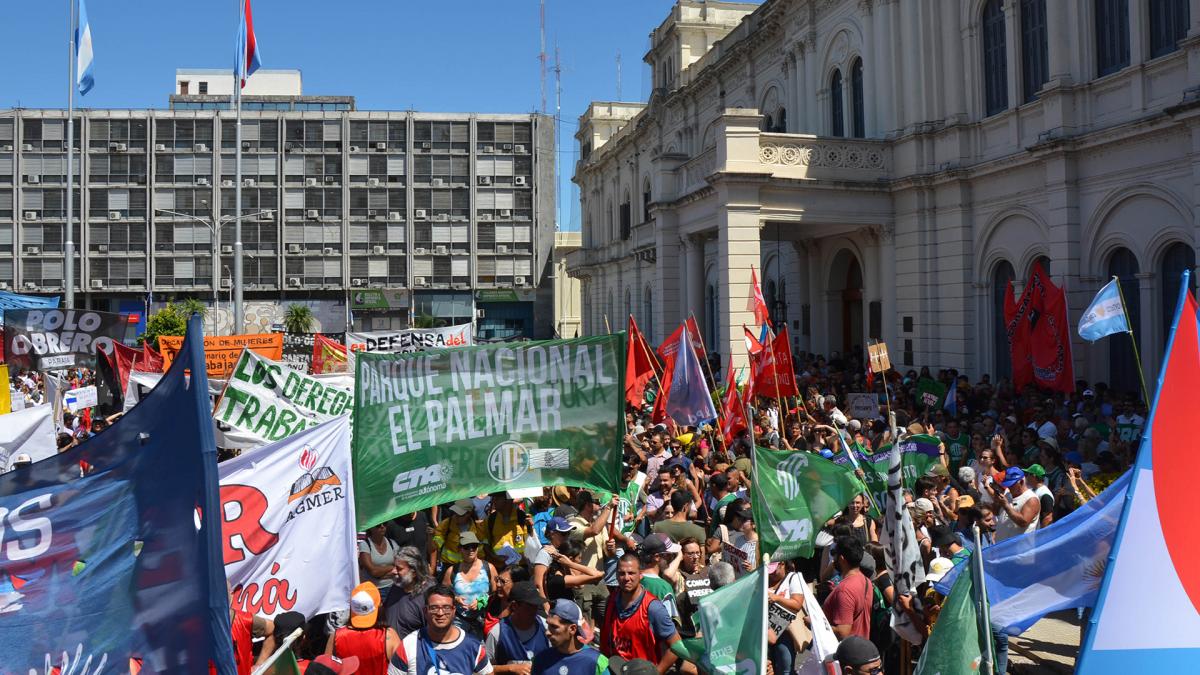 Así se vive el paro en el país "contra el ajuste brutal" de Milei y advierten que "se viene lo peor" imagen-12