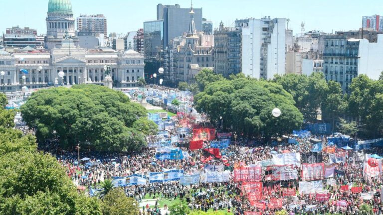 Daer pidió a los diputados que "no actúen agazapados en la oscuridad" y "miren al pueblo" imagen-7