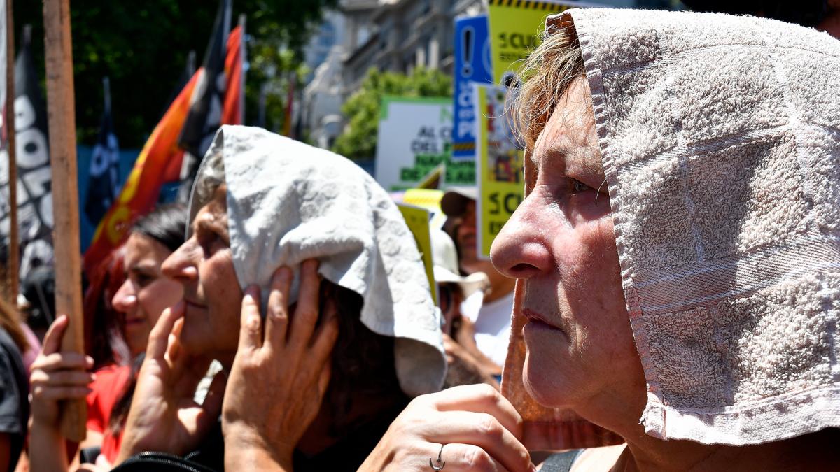 Daer pidió a los diputados que "no actúen agazapados en la oscuridad" y "miren al pueblo" imagen-8